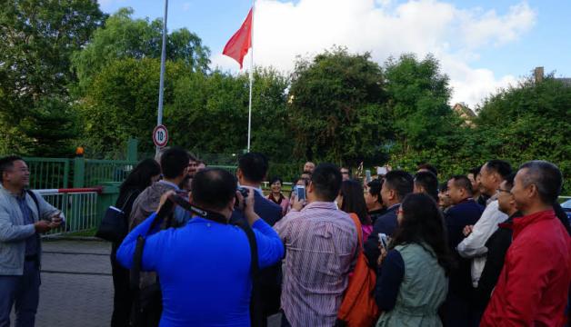 Bei der Begrüßung am Werkseingang vor der chinesischen Flagge drücken die Gäste mehrmals auf den Auslöser ihrer Kameras. Bei der Begrüßung am Werkseingang vor der chinesischen Flagge drücken die Gäste mehrmals auf den Auslöser ihrer Kameras.