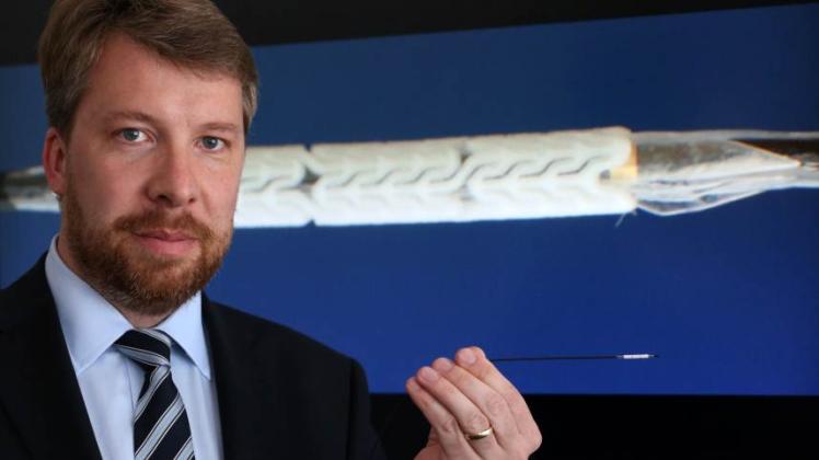 Niels Grabow, Ingenieur für biomedizinische Technik, zeigt im Institut für Biomedizinische Technik in Rostock-Warnemünde  einen abbaubaren Stent. 