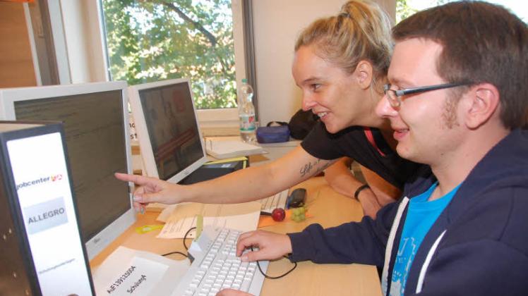 Neues System: Trainerin Melanie Trint schult die Mitarbeiter im Jobcenter in Rendsburg  für  die Umstellung der Software. 