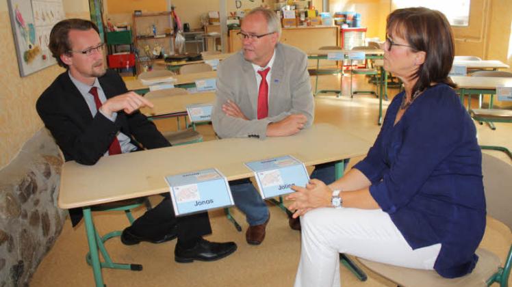 Minister Mathias Brodkorb besuchte gemeinsam mit dem SPD-Landtagsabgeordneten Detlef Müller die Fritz-Reuter-Grundschule, um sich bei Schulleiterin Cornelia Schubring zu informieren. 