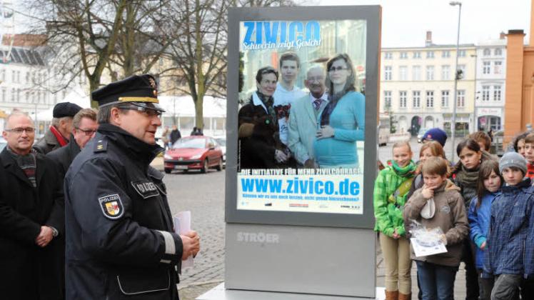 Auf Plakaten wirbt die Schweriner Polizei für mehr Zivilcourage.  Inspektionsleiter Ingo Renk  selbst startete im Dezember 2012 am Arsenal das Präventionsprojekt. 