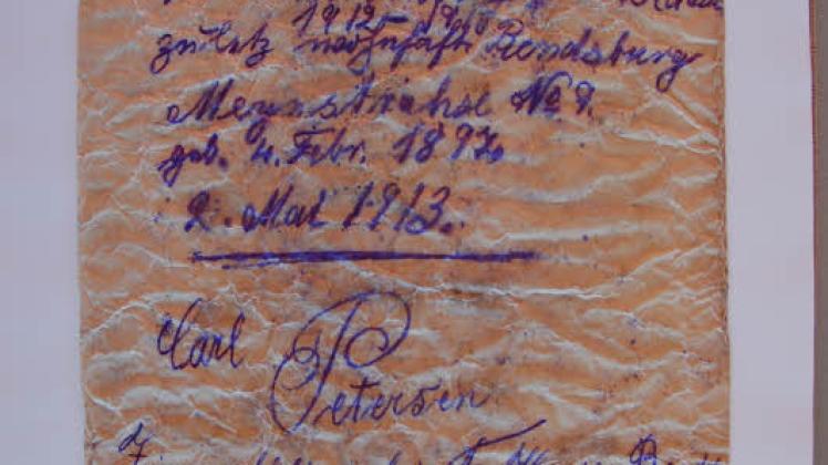 Über 100 Jahre alt: Auf diesem Butterbrotpapier verewigten sich zwei Handwerker.