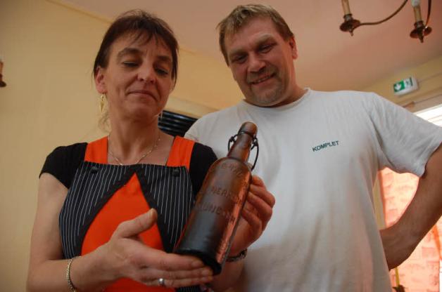 Angestaubt, aber gut erhalten: Andreas Hoffmann und Monika Habicht sind stolz auf den Bierflaschen-Fund.  