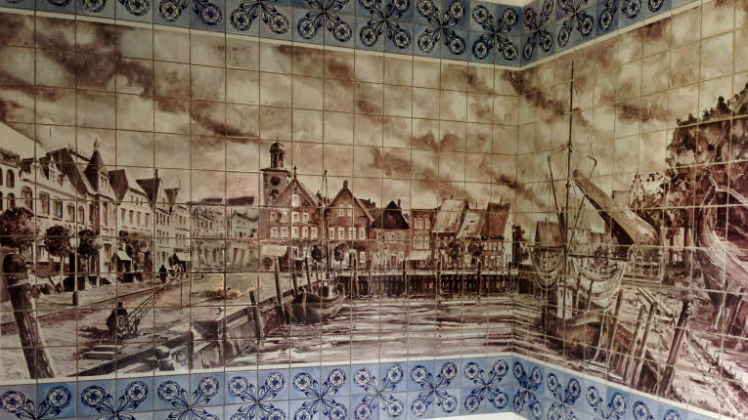 Hafen-Impression: So sah ein Teil des Kunstwerkes aus, als es noch die Küche des mittlerweile abgerissenen Hotels in Schobüll schmückte. 
