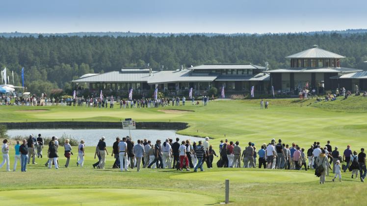 Wenn „Kaiser Franz“ Beckenbauer und „König Johan“ Cruyff in Vorbeck Golf spielen, wird der Zuschauerandrang sicherlich genauso groß sein. Wenn „Kaiser Franz“ Beckenbauer und „König Johan“ Cruyff in Vorbeck Golf spielen, wird der Zuschauerandrang sicherlich genauso groß sein.