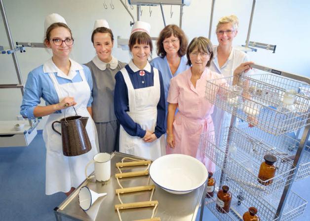 Geschichte der Krankenpflege: Schülerin Janine, die  Schwestern Anita, Franziska, Ina, Helga und Emily (v. l.) erlauben einen Einblick.