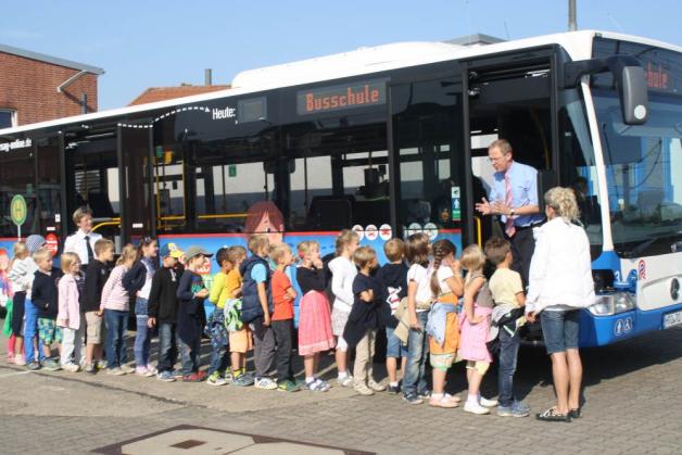 Den Mädchen und Jungen der Klasse 1b erklärt Fahrlehrer Jan Schollenberg den toten Winkel. Klassenlehrerin Daniela Pleß (r.) ist auch dabei. Fotos: mapp Den Mädchen und Jungen der Klasse 1b erklärt Fahrlehrer Jan Schollenberg den toten Winkel. Klassenlehrerin Daniela Pleß (r.) ist auch dabei. Fotos: mapp