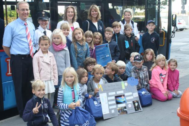Fahrlehrer Jan Schollenberg, Polizeihauptmeisterin Kerstin Lange, Beate Langner, Lehrerin Sabine Rosner, Daniela Pleß und die 2b, deren Plakat gewonnen hat. Fahrlehrer Jan Schollenberg, Polizeihauptmeisterin Kerstin Lange, Beate Langner, Lehrerin Sabine Rosner, Daniela Pleß und die 2b, deren Plakat gewonnen hat.