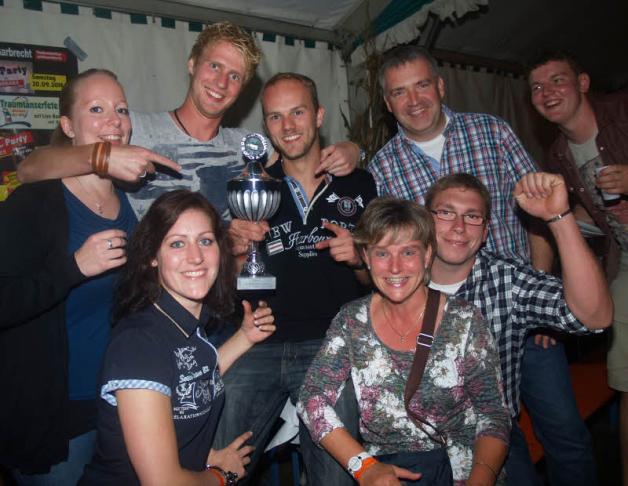 Pokal mit einem Jahr Verspätung: Die Mannschaft aus Silzen wurde nachträglich mit dem Siegerpokal für 2013 ausgezeichnet.