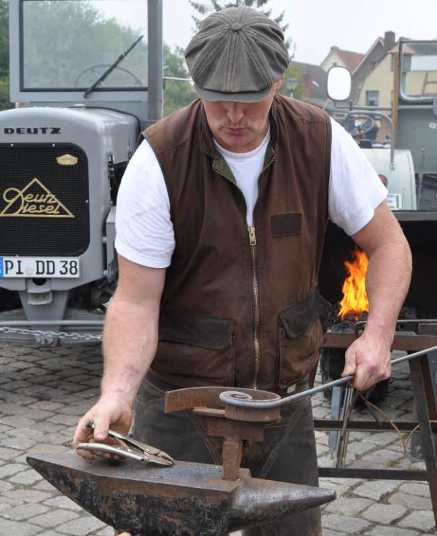 Hufschmied Thies Lindemann demonstrierte sein heißes Handwerk. Hufschmied Thies Lindemann demonstrierte sein heißes Handwerk.