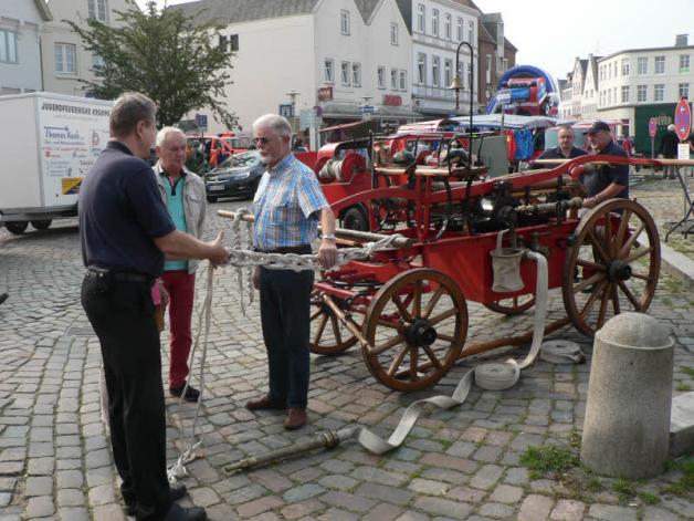 Ein echter Blickfang: Die Feuerwehr Halstenbek kam mit ihrer immer noch funktionsfähigen Handdruckspritze aus dem Jahre 1885. Ein echter Blickfang: Die Feuerwehr Halstenbek kam mit ihrer immer noch funktionsfähigen Handdruckspritze aus dem Jahre 1885.