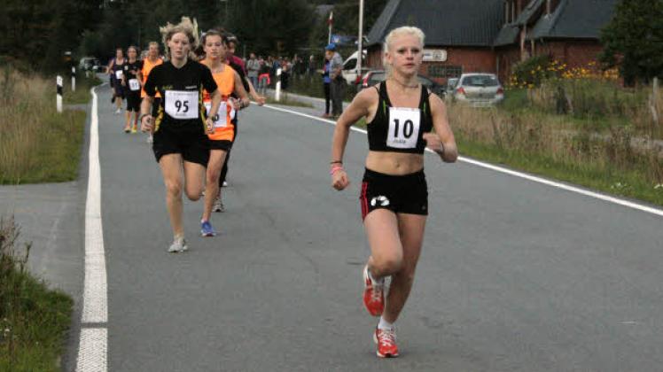 Julia Gröling (rechts; Nr. 10) übernimmt sofort nach dem Start die Führung im Frauenlauf (dahinter Judith Kuiper und Carina Schock).  