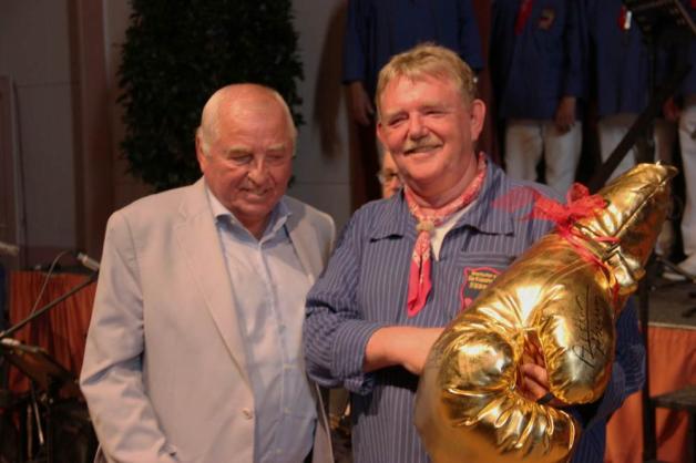 Boxtrainer-Legende Ulli Wegner ist Klaashahns-Fan und schenkt Willi Kurth einen signierten Boxhandschuh.