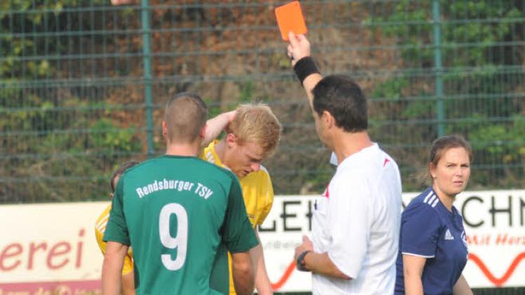 Der Aufreger des Spiels: Rendsburgs Dennis Schnepel (Nr. 9) sieht von Schiedsrichter Olaf Sulimma (rechts) nach einer Tätlichkeit an Lasse Reimer (im Hintergrund) die Rote Karte. 