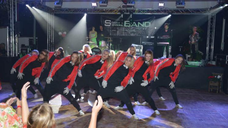 Die Niebüller Weltmeister im Videoclip Dancing „Move it up“ bekamen für ihren Auftritt beim Jubiläumsfest viel Beifall.  