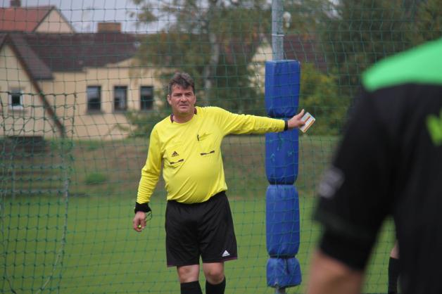 Schiedsrichter Jens Richter sorgte mit seinen fünf Kollegen dafür, dass auf dem Spielfeld alles reibungslos ablief. Schiedsrichter Jens Richter sorgte mit seinen fünf Kollegen dafür, dass auf dem Spielfeld alles reibungslos ablief.