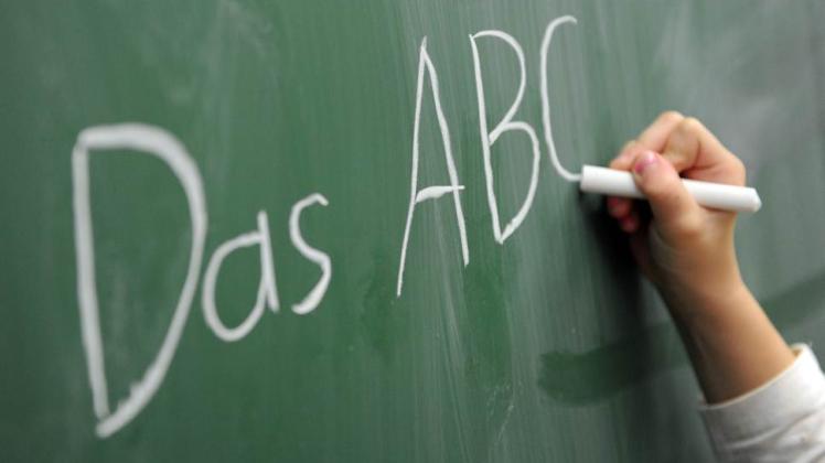 Wer als Kind nicht schreiben gelernt hat, braucht dafür später oft viele Jahre. 