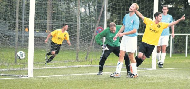 Enttäuschung bei FC-Keeper Thorsten Klüver und seinen Mannschaftskameraden, während Marcel Maasch über sein Tor zum 1:0 jubelt.