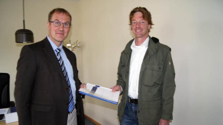 Initiativenvertreter Ulf Martensen (re.) will die Knüttel-Antonius-Schule in Norderbrarup erhalten. Er übergab Amtsvorsteher Thomas Detlefsen das Ergebnis einer Online-Petition.  