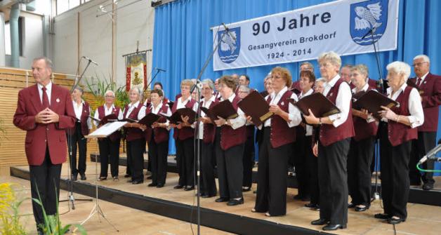 Mit Chorleiter Heinz Wessel (links) eröffnete der Gesangverein Brokdorf das Jubiläumskonzert. Mit Chorleiter Heinz Wessel (links) eröffnete der Gesangverein Brokdorf das Jubiläumskonzert.