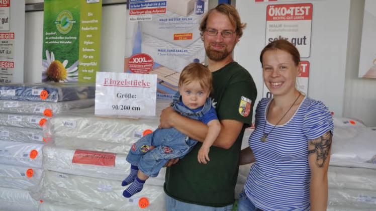 Markus Kopplow und Daniela Meißner mit Werner, ein Jahr und zwei Monate alt. Für das Babybett seines neugeborenen Bruders  Armin brauchen die jungen Eltern eine Matratze mit Sondermaß.   