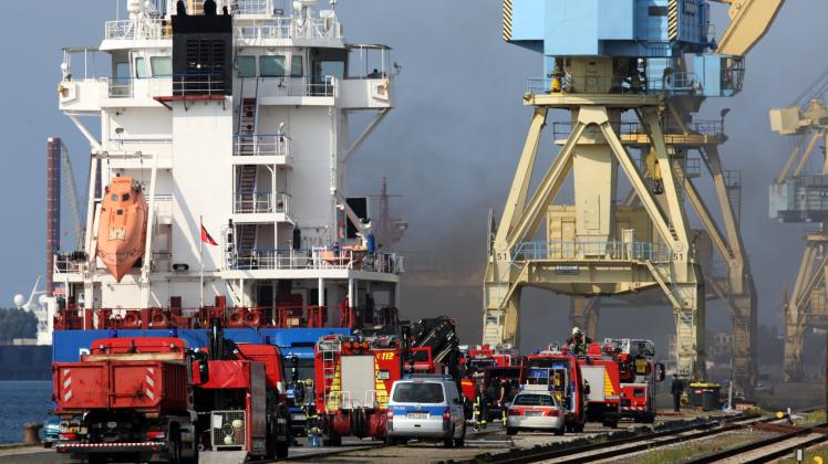 Brand auf Frachter im Seehafen Rostock