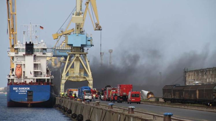 Auf dem mit  Teilen von Windkrafträdern beladenen Frachter „BBC Bangkok“ brach gestern Mittag ein Feuer aus. Aus noch ungeklärter Ursache stand eine Maschinengondel im Laderaum des Schiffes in Flammen.