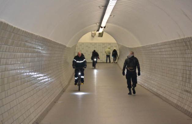 Fußgängertunnel-Führungen um 16 und 17 Uhr, zirca 30 Minuten, Treffpunkt Nordseite. Fußgängertunnel-Führungen um 16 und 17 Uhr, zirca 30 Minuten, Treffpunkt Nordseite.
