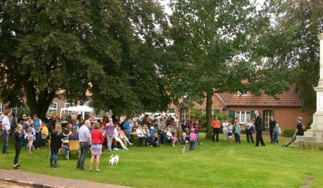 Die Besucher genossen die positive Atmosphäre beim diesjährigen Gemeindefest. Die Besucher genossen die positive Atmosphäre beim diesjährigen Gemeindefest.