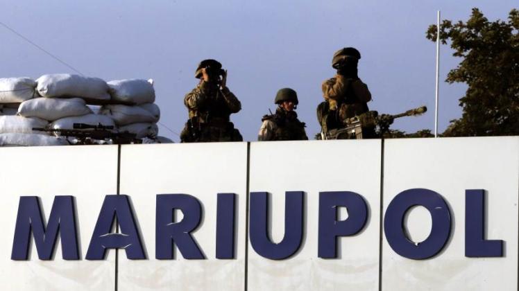 Ukrainische Spezialeinheiten schützen den Flughafen in Mariupol.  