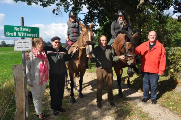 Mit „Milou“und „Arizona“ waren die Reiterinnen Leonie Lipke (l.) und Jennifer Jöns eine der ersten, die den Weg passierten.Gesche Clasen, Thomas Kahn, Klaus-Detlef Naeve und Jochen Arp (v.l.) gaben gestern den Reitweg offiziell frei. Mit „Milou“und „Arizona“ waren die Reiterinnen Leonie Lipke (l.) und Jennifer Jöns eine der ersten, die den Weg passierten.Gesche Clasen, Thomas Kahn, Klaus-Detlef Naeve und Jochen Arp (v.l.) gaben gestern den Reitweg offiziell frei.
