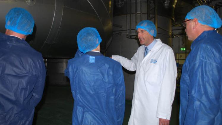 Ausführlich erklärte  Klaus Rowedder, Geschäftsführer der Genossenschaft aus Schmalfeld-Hasenmoor (Zweiter von rechts), den Gästen die Technik im neuen Milchtrocknungswerk. 