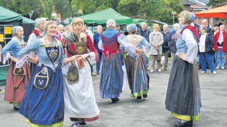 Die Tanzgruppen der Landfrauen aus der Kollmar- und Krempermarsch treten auf dem Bauernmarkt auf.  
