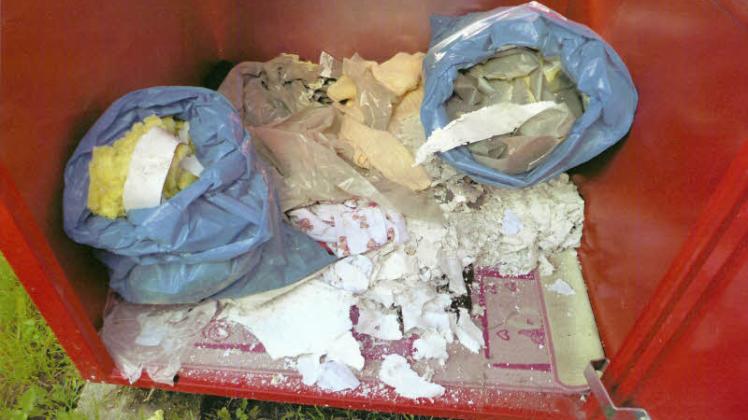 Illegale Müllentsorgung: Tapetenreste landeten in dieser DRK-Kleidersammelbox in Reimershagen 
