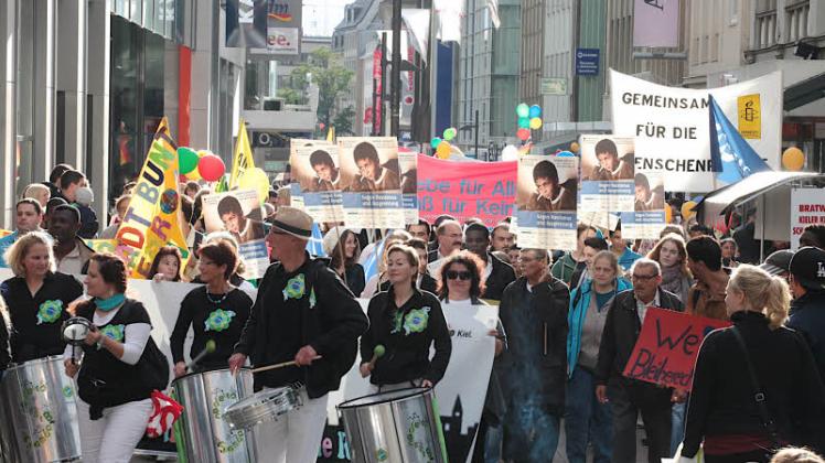 Trommelnd durch die Holstenstraße: Lautstark machten die Teilnehmer des Interkulturellen Umzugs 2013 auf sich aufmerksam. 