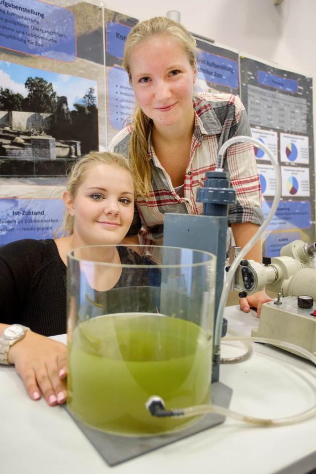 Friederike Eggert (19) und Anna Diederich (19), bis vor kurzem noch Schülerinnen des ISG, haben mit ihrer „Konzeption zur filtermethodischen Aufbereitung des Beckenwassers” für Furore gesorgt. Zoo und Universität wollen die mit einem Jugend-forscht-Preis ausgezeichnete Arbeit in die Praxis umsetzen.