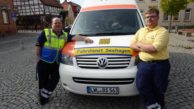 Bernd Seehagen und Sohn Tom aus Wittenburg kümmern sich um Menschen, die entweder niemanden mehr haben, in Not sind oder als behinderte auch mal transportiert werden müssen.  
