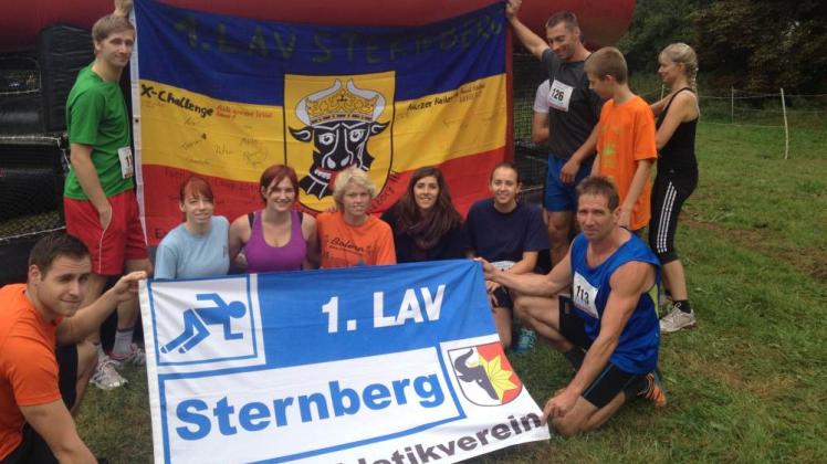 Die LAV-Teilnehmer am Isenkierl-Loop mit der Vereins- und der Traditionsfahne. 