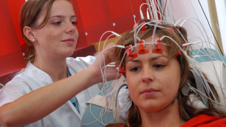 Tut nicht weh: Eine Gehirnuntersuchung mittels EEG.  