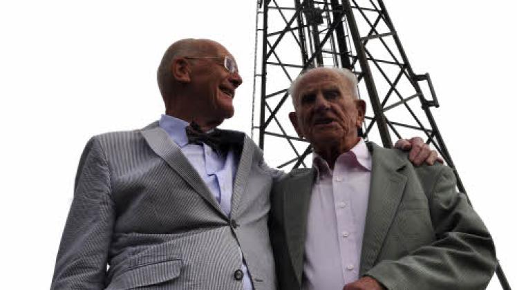 Dreht sich seit 25 Jahren: das erste Windkraftwerk in der DDR in Wustrow. Otto Jörn (r.)  und Klaus-Jürgen Beel haben den Betriebsstart an der Wand im Trafohäuschen festgehalten. 
