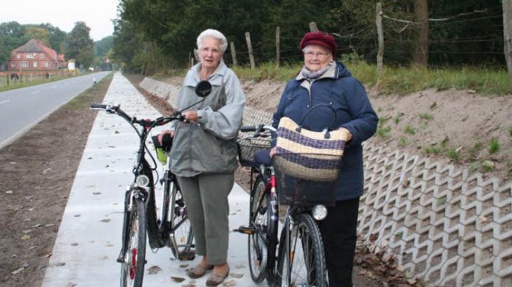 Elka Frenz (l.) und Thea Jürs sind  begeistert über den neuen Radweg.  Fotos: Maria Nielsen 