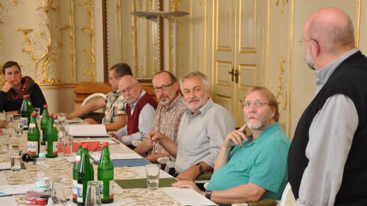 Die Mitglieder des Sozialausschusses verfolgen die Ausführungen von Marktmeister Manfred Moltzau (stehend). 
