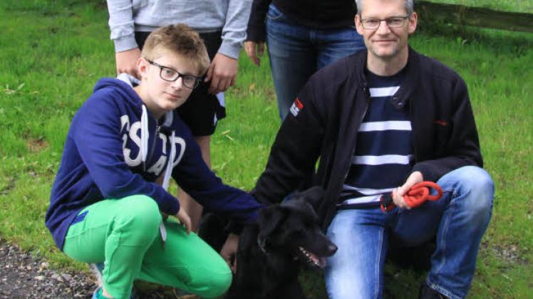 Vier Jahre hat Max Baumgärtel (hinten, li.)  für einen Hund gekämpft. Inzwischen sind die Eltern Anna und Stefan und sein Bruder Lennart froh über die Entscheidung.