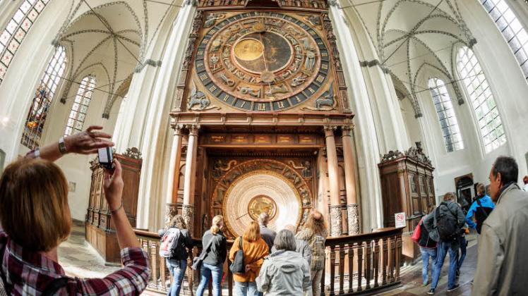 Astronomische Uhr in der Rostocker Marienkirche: Sie wurde 1472 gebaut und läuft noch tadellos – ein technischer Ausnahmefall.  
