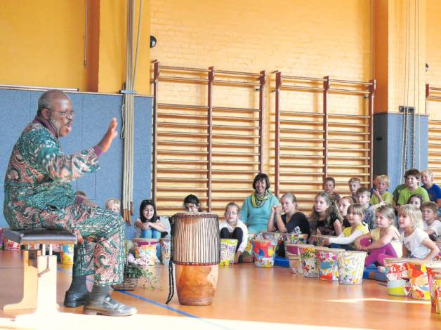 Mit Kopf, Herz und Hand die Musik erleben: Morphius Eurapson-Quaye bringt den Kindern der Rodomstorschule in Plön die Rhythmen Westafrikas näher. Mit Kopf, Herz und Hand die Musik erleben: Morphius Eurapson-Quaye bringt den Kindern der Rodomstorschule in Plön die Rhythmen Westafrikas näher.
