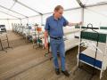 Ulf Döhring, Leiter des Landesamtes für Ausländerangelegenheiten, überprüft eines der neu aufgestellten Zelt in Neumünster.  