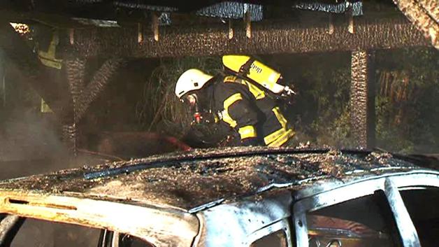Zwei Autos, Teile eines Carports und der hölzerne Anbau eines Hauses gingen in Flammen auf.