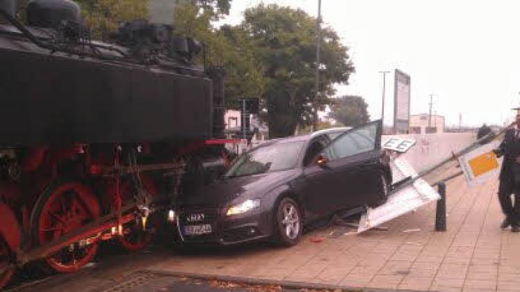 Crash: Audi-Fahrer kann der nahenden Bahn  nicht mehr ausweichen 