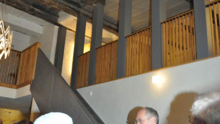 Gleich nach der Verleihung des Bauherrenpreises führte Ulrich Bunnemann (2.v.r.) durch das Haus in der Mühlenstraße 48, zu dessen Besonderheiten u.a. die bemalte Holzbalkendecke gehört.