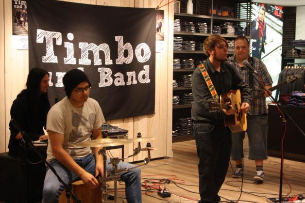 Timbo und Band inmitten Herrenmode.